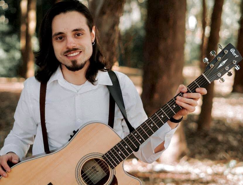 foto no parque segurando violão